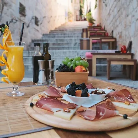 Boutique Old Town House Karkovich بيت للعطل هفار